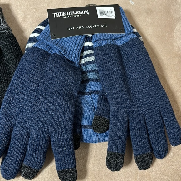 Bundle True religion -Two  hats & Two gloves - Picture 14 of 14